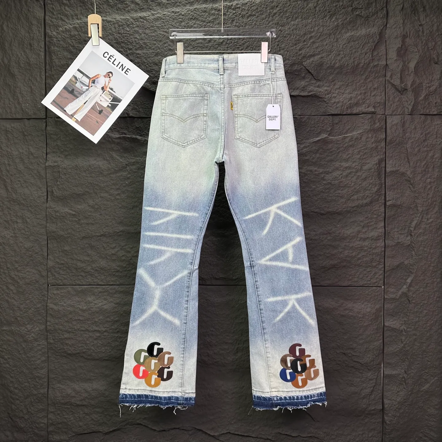 P240 GALLERY DEPT. 2026 New Colorful Skin Embroidered Letter Splicing Couple Style Washed Loose Bootcut Jeans 🔥High Version🔥High Version🔥 Top Ceiling Quality Styles with different washed textures are very friendly to people with thin legs and thick legs. The bootcut version is very flattering to the leg shape. Moderate length that never goes out of style, easy and casual to match, basic styling for various styles, a must-have in the wardrobe! The fabric is stiff but also makes the upper body soft without losing texture. The washing process is even more perfect. It is a must-have item for everyone! ! ! Washed wheat, hang tag, pants label, complete with three labels Color: light blue Size: 28, 30, 32, 34, 36 (five sizes)